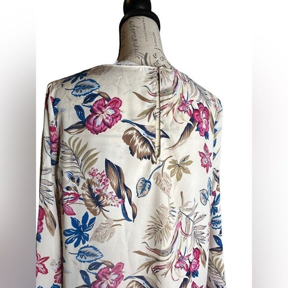 Lush size M floral long sleeves blouse.  Crisscross design in the front EUC - Picture 6 of 8